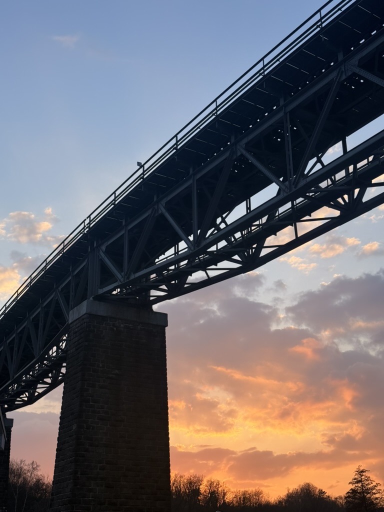 Železniční viadukt ve Velkém Meziříčí při západu slunce